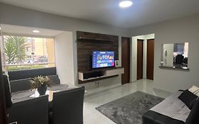 Apê térreo, bairro próximo ao centro, cozinha equipada